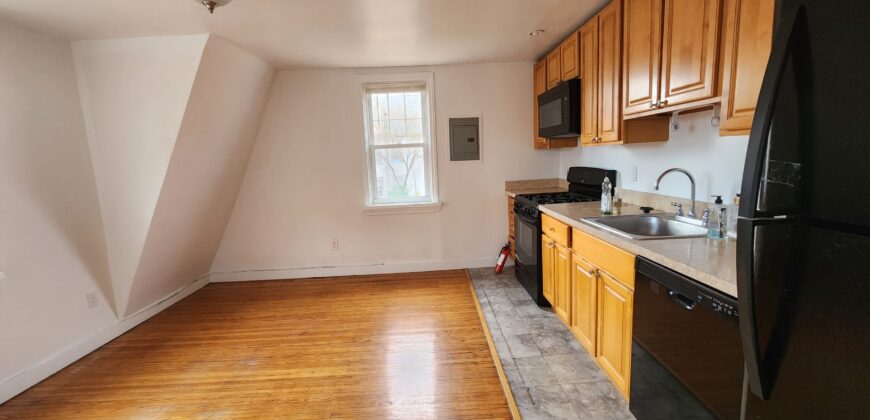 Spacious 2 bedroom 1 bath Cottage House in Elkins Park